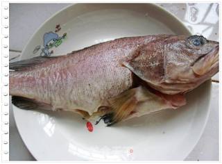 煎石斑鱼的做法步骤：1