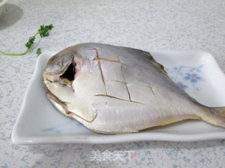 鲜香味美的干烧平鱼的做法步骤：3