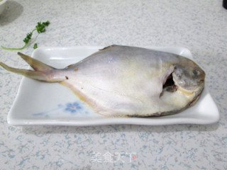 鲜香味美的干烧平鱼的做法步骤：2