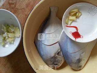 红烧平鱼的做法步骤：2