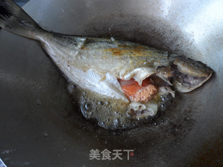 东北大酱炖平鱼的做法步骤：2