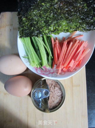 营养丰盈的美味早餐 ——金枪鱼海苔蛋皮卷的做法步骤：1