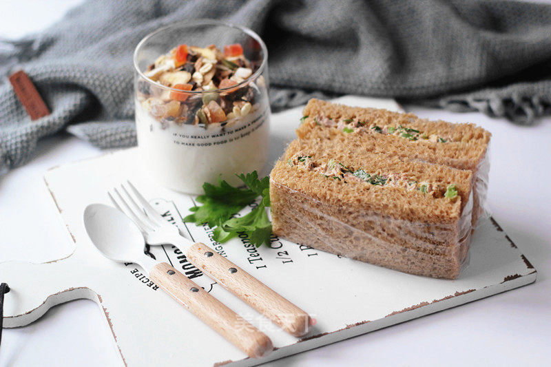 全麦红糖吐司（一键式）+金枪鱼芹菜三明治的做法