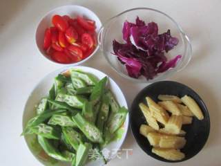 金枪鱼黄秋葵蔬菜沙拉的做法步骤：2