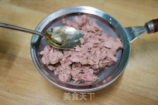 韩式金枪鱼泡菜饭团-野餐必备的做法步骤：2