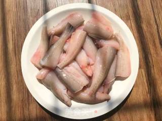 紫苏蒸龙头鱼的做法步骤：1