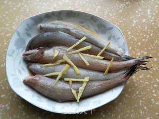 清蒸龙头鱼的做法步骤：2