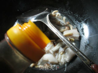 蟹味菇煮虾潺 的做法步骤：6