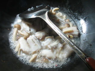 蟹味菇煮虾潺 的做法步骤：5