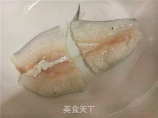 椒盐九肚鱼的做法步骤：1