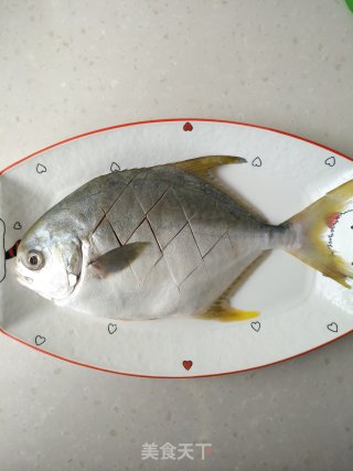 蒜蓉豆豉蒸鲳鱼的做法步骤：1