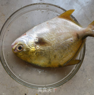 清蒸金鲳鱼的做法步骤：1