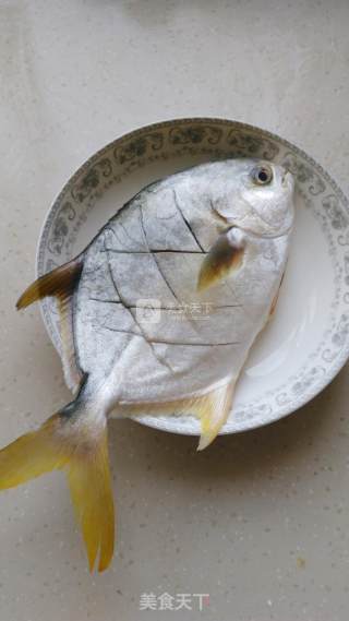 清蒸金鲳鱼的做法步骤：2