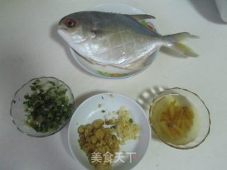泡椒金鲳鱼的做法步骤：1
