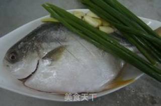 葱烧金鲳鱼的做法步骤：1