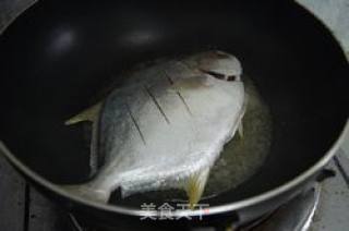葱烧金鲳鱼的做法步骤：2
