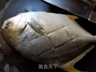 豆腐烧金鲳鱼的做法步骤：1