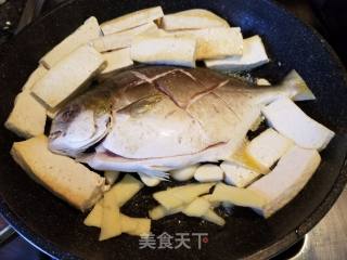豆腐烧金鲳鱼的做法步骤：6