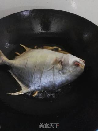 红烧金鲳鱼的做法步骤：2