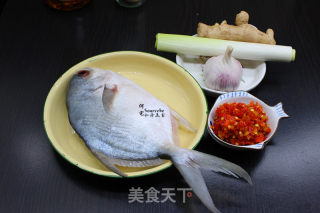 剁椒蒸金鲳鱼的做法步骤：1