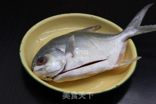 剁椒蒸金鲳鱼的做法步骤：2