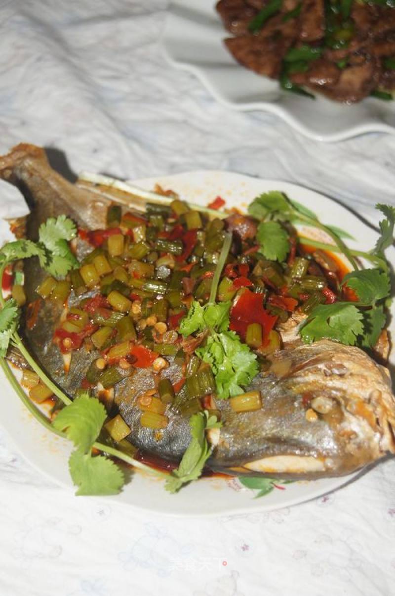 蒜苔烧金鲳鱼的做法
