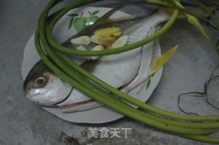 蒜苔烧金鲳鱼的做法步骤：1