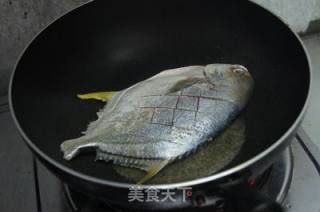 蒜苔烧金鲳鱼的做法步骤：3