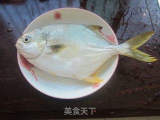 清蒸金鲳鱼的做法步骤：1