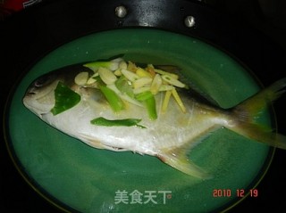清蒸金鲳鱼的做法步骤：3