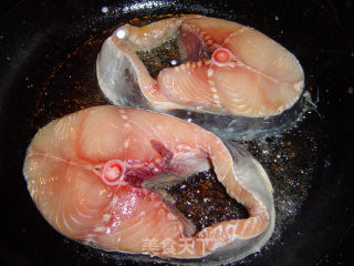 舌尖上的中国之香煎马鲛鱼的做法步骤：2