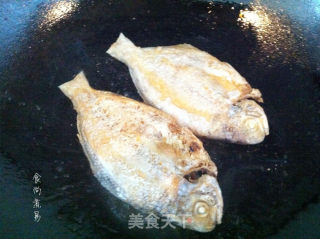 干煎海鱼（油鲫）的做法步骤：3