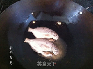 干煎海鱼（油鲫）的做法步骤：2