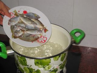【粤菜】芥菜海鱼汤的做法步骤：4