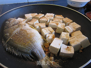 煎海鱼焖豆腐的做法步骤：4