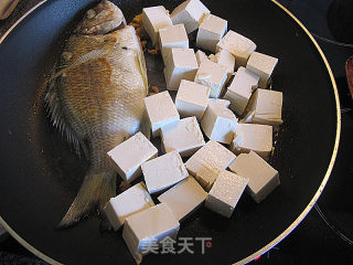 煎海鱼焖豆腐的做法步骤：3