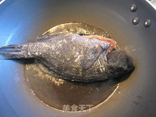 红烧洋葱海鱼的做法步骤：2