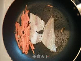 煎海鱼的做法步骤：4