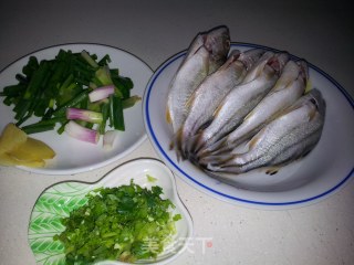 砂锅煮海鱼汁的做法步骤：2