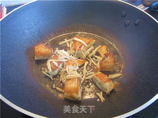 XO酱海鲜烩豆腐的做法步骤：2