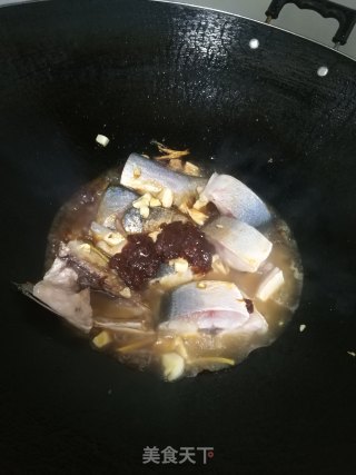 黄豆酱鱼煲的做法步骤：5