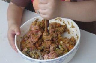 流着汤汁的煎饺——蟹肉皮冻煎饺的做法步骤：7