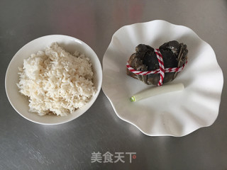 【螃蟹炒饭】螃蟹与米饭的美妙结合！的做法步骤：1