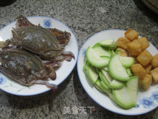 小油豆腐西葫芦煮螃蟹的做法步骤：1