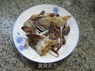 平菇炒螃蟹的做法步骤：2