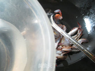 平菇炒螃蟹的做法步骤：4