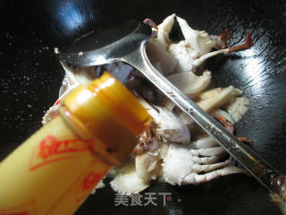 平菇炒螃蟹的做法步骤：7