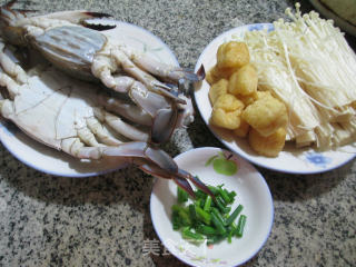 油豆腐金针菇煮螃蟹的做法步骤：1