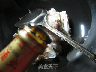 油豆腐金针菇煮螃蟹的做法步骤：3