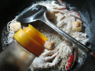 油豆腐金针菇煮螃蟹的做法步骤：6